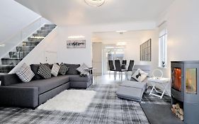 Contemporary Highland House Close To Town And Ben Nevis